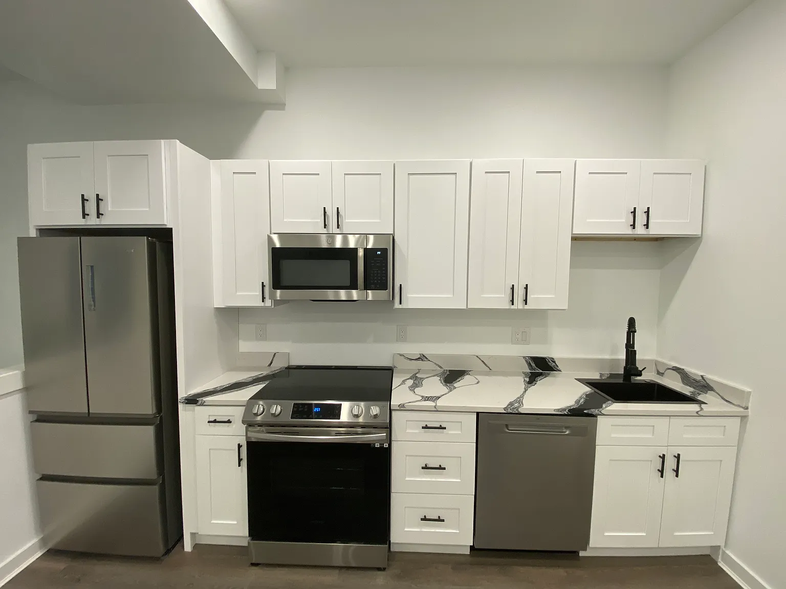 3 bed, 1000 sqft, $1,950 — Photo 2