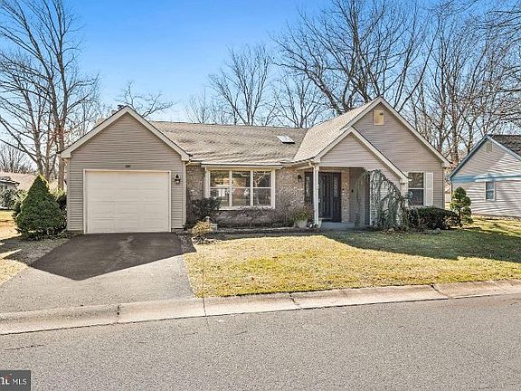 3rd image of 320 Gardenia Dr