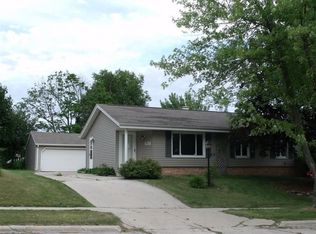 701 Lenora Dr, West Bend, WI 53090