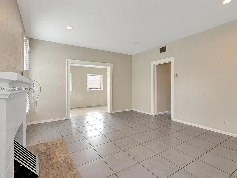 630 33rd St — Photo 6