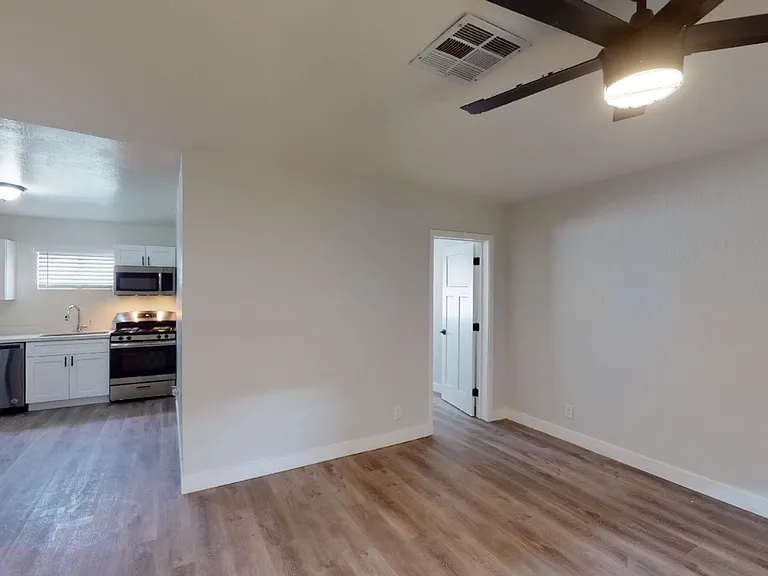 906 E Roma Ave — Photo 66
