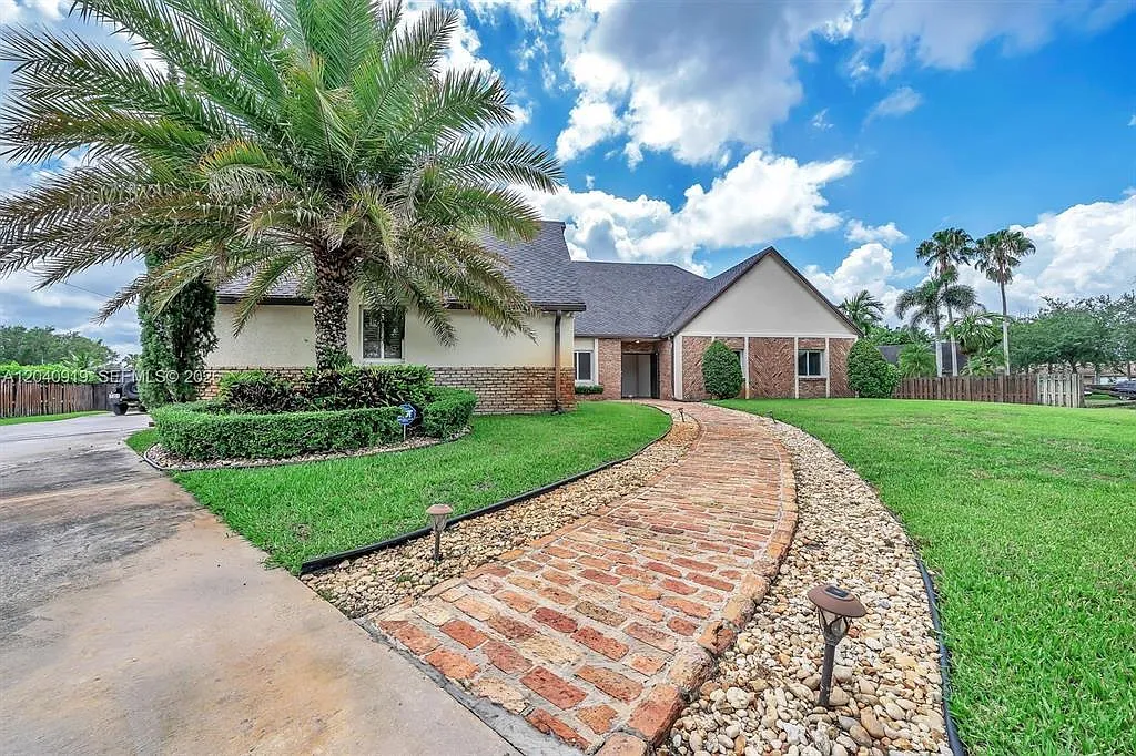 4 bed, 3.0 bath, 2882 sqft, $8,500 — Photo 1