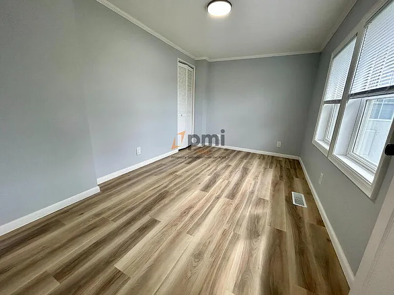 2925 Silverbrook Ave — Photo 10