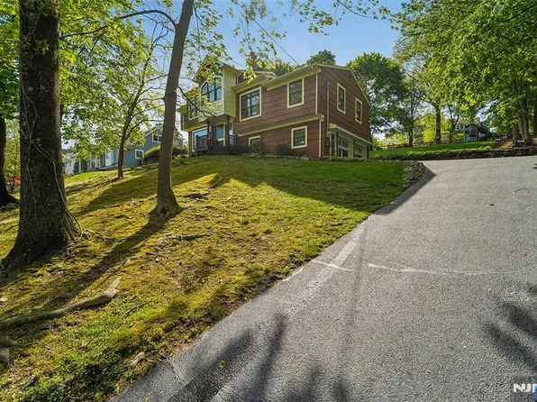 95 Knollton Rd, Allendale, NJ 07401
