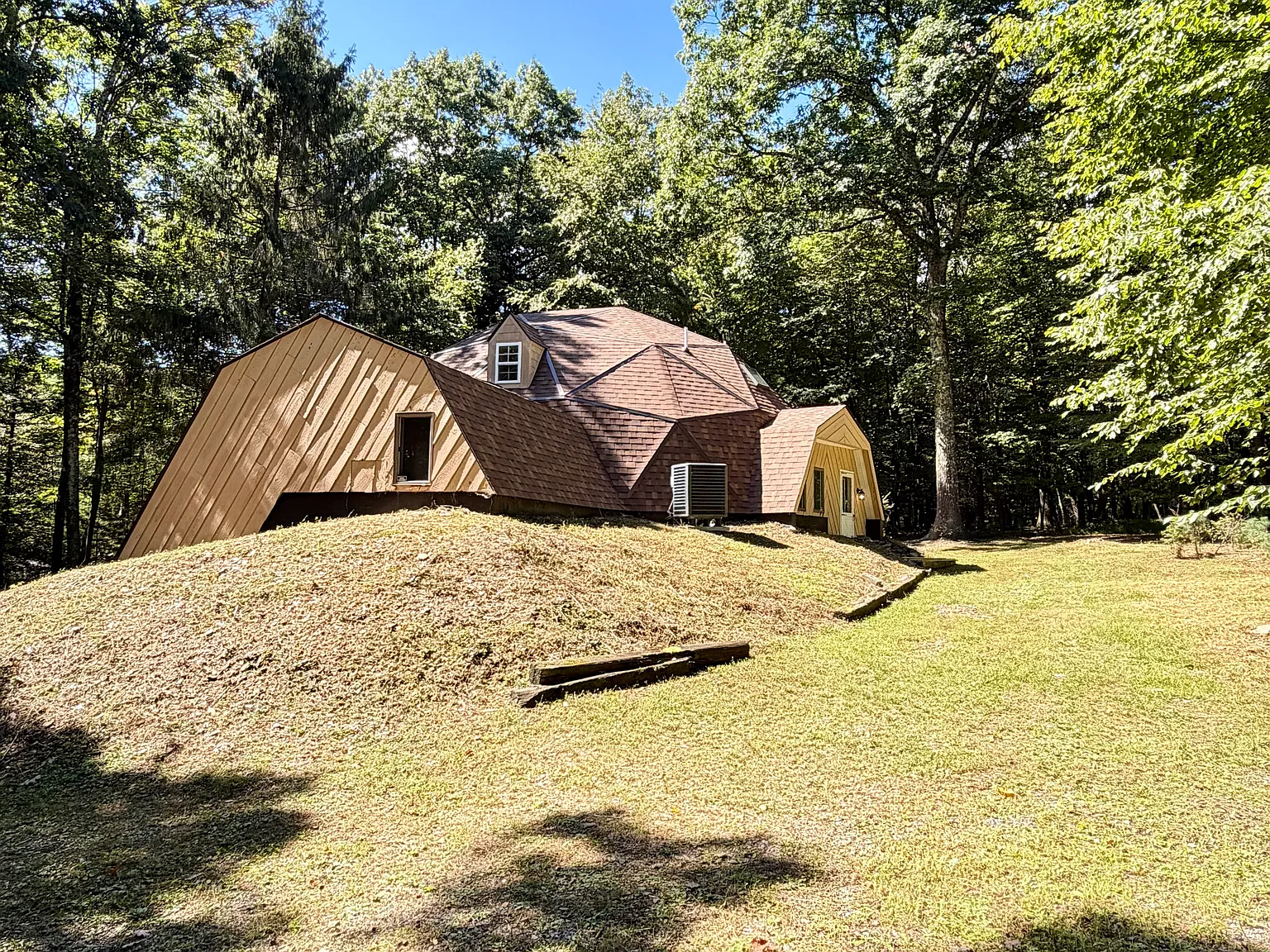 4 bed, 2300 sqft, $2,395 — Photo 2