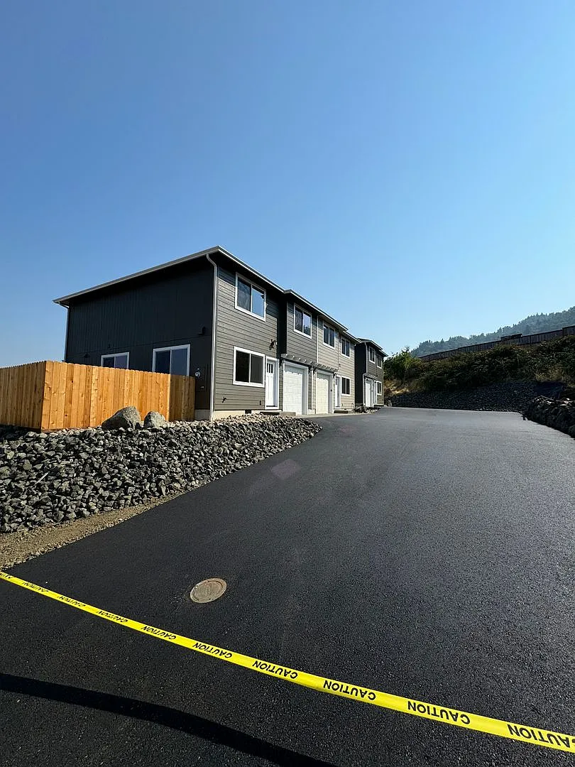 New 3 bedroom 2 1/2 bath home townhome on west side of Roseburg — Photo 2