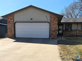 2517 S Cook Rd, Sioux Falls, SD 57105