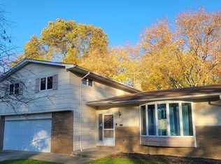 6669 Nancy Dr, North Olmsted, OH 44070