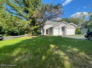 13 White Rock Cir, Albany, NY 12205