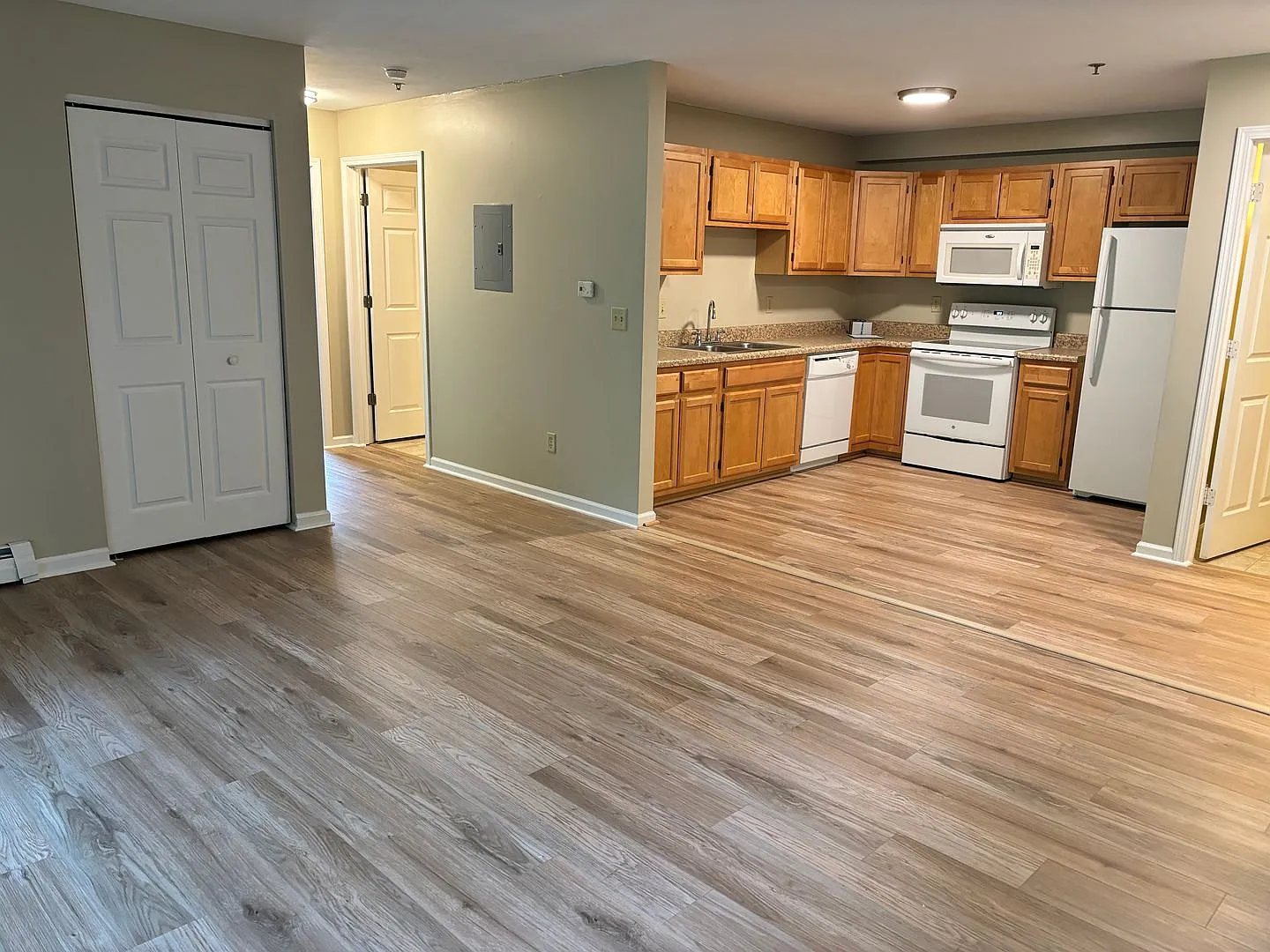Lakepointe Apartment Homes — Photo 2