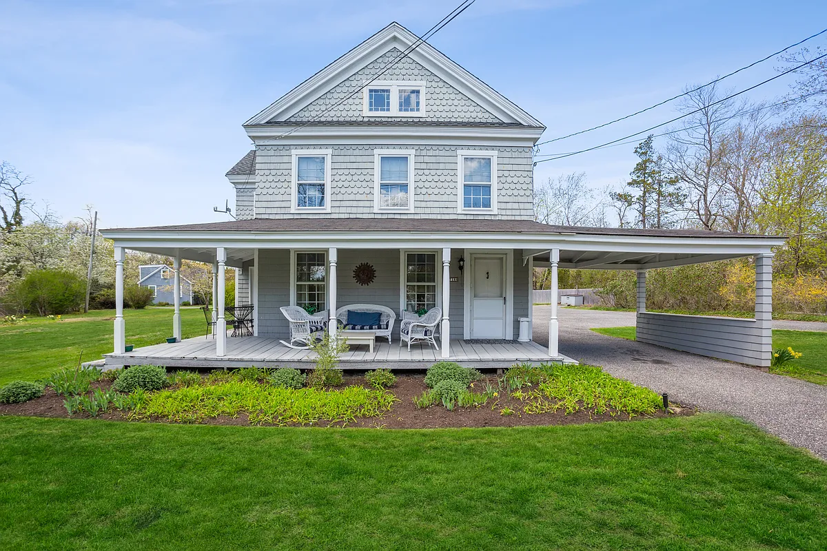 Building Photo - Montauk Hwy