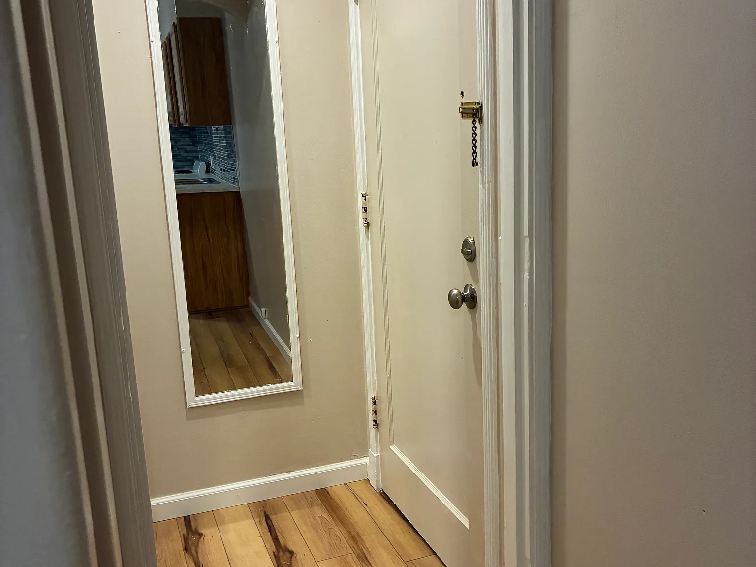 Studio, 300 sqft, $950 — Photo 2