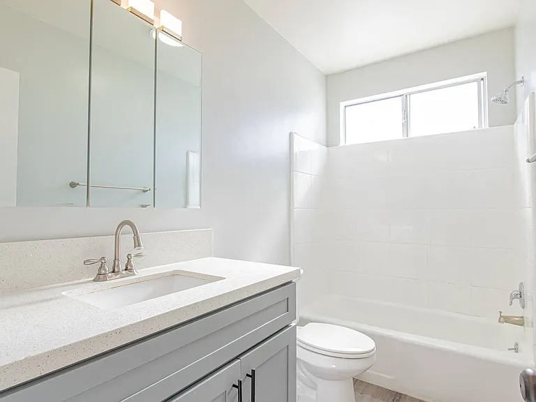 Euclid St Apartments — Photo 11