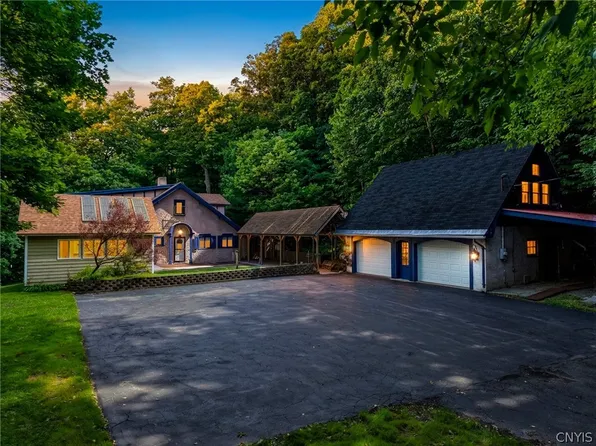 321 Rockwell Rd, Nedrow, NY 13120
