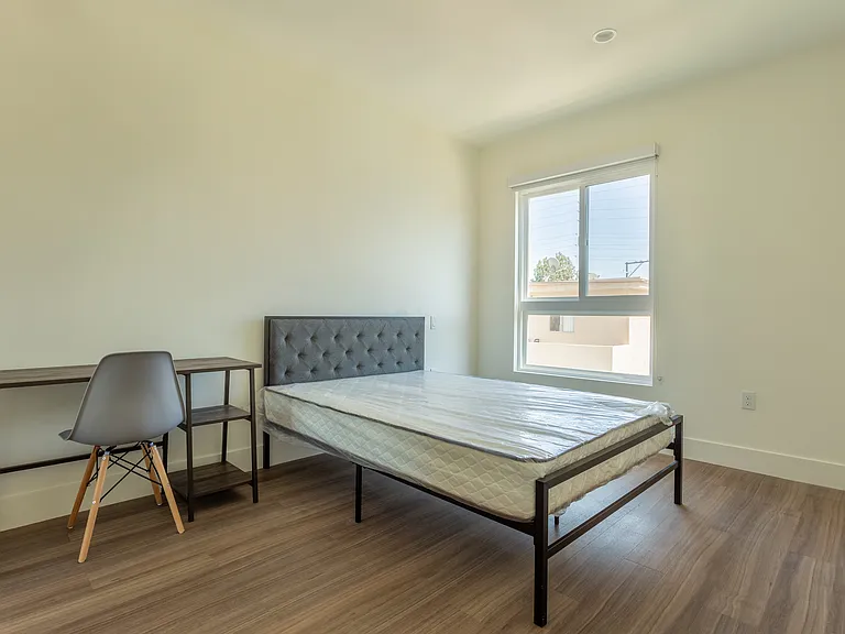 1450 S Barrington Ave — Photo 11