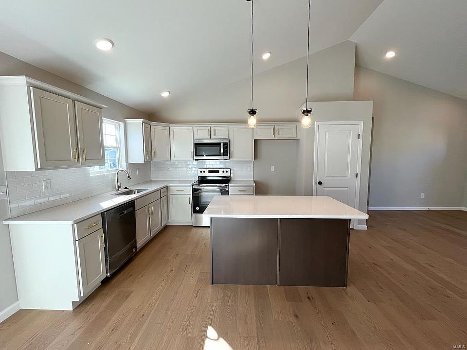 2nd image of 200 S Ridge Ct