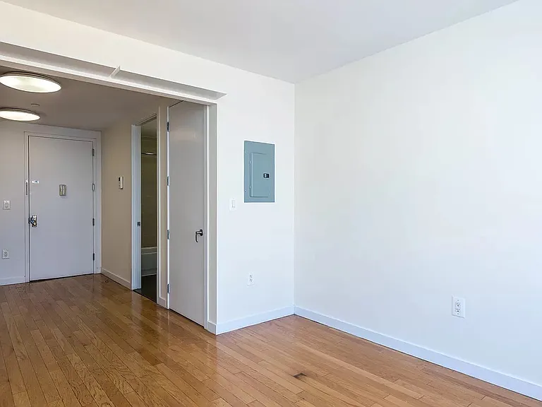 924 Metropolitan Ave #206 — Photo 6