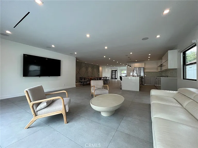 5735 Saloma Ave — Photo 1