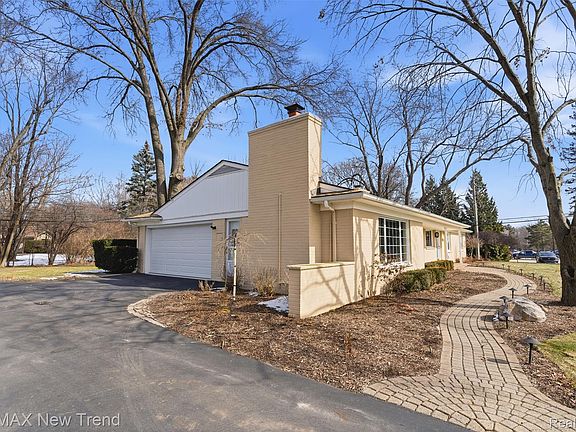 3rd image of 1043 Westview Rd