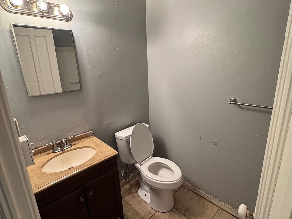 Bathroom sink & toilet