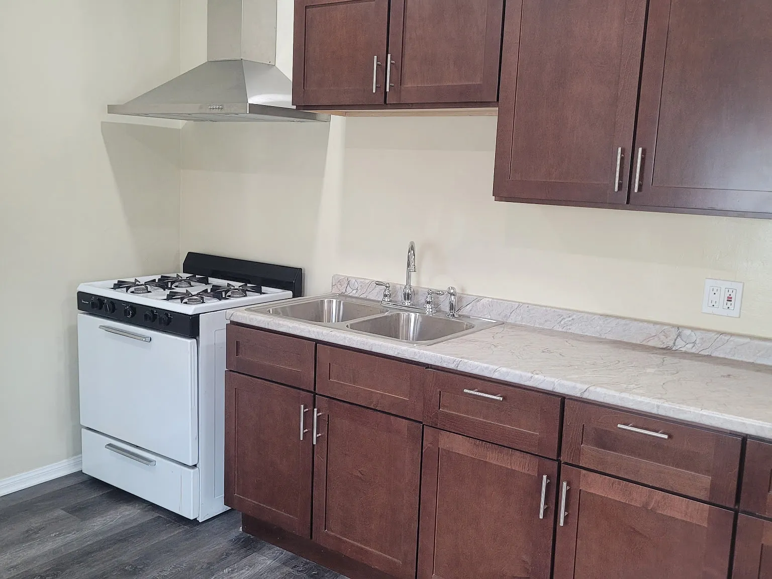 3 bed, 900 sqft, $2,850 — Photo 3