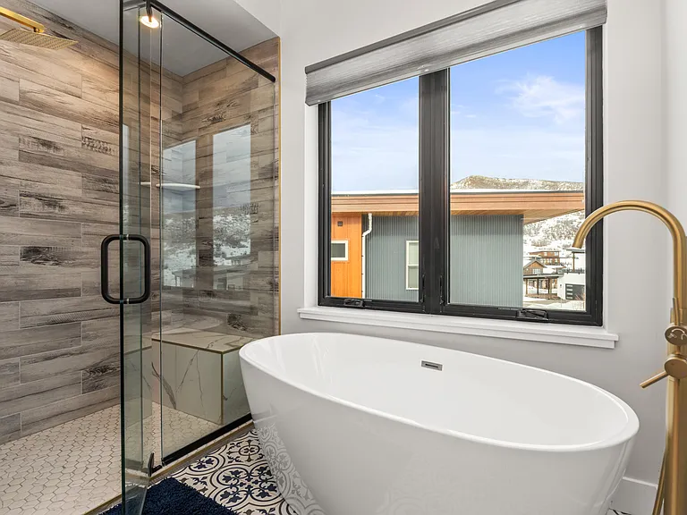 Upper Level - Ensuite Bathroom #1