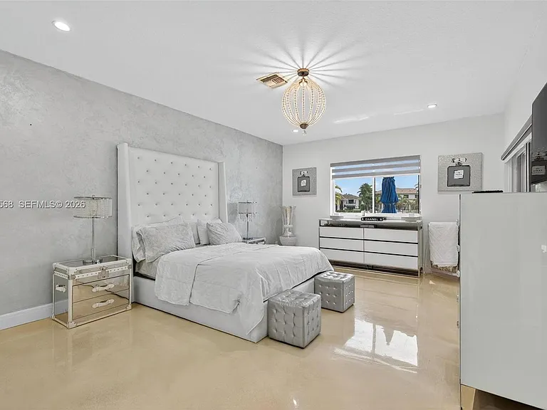 317 S Riverside Dr — Photo 6