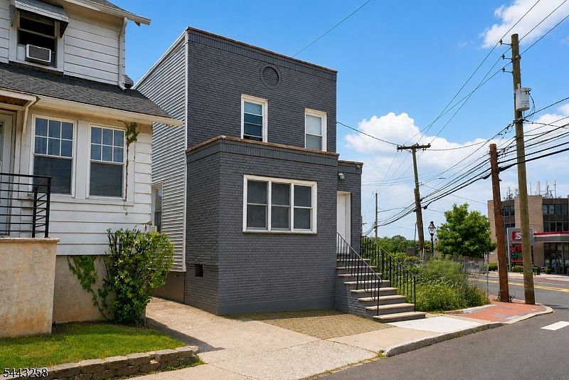 1st image of 3 Laurel Ave