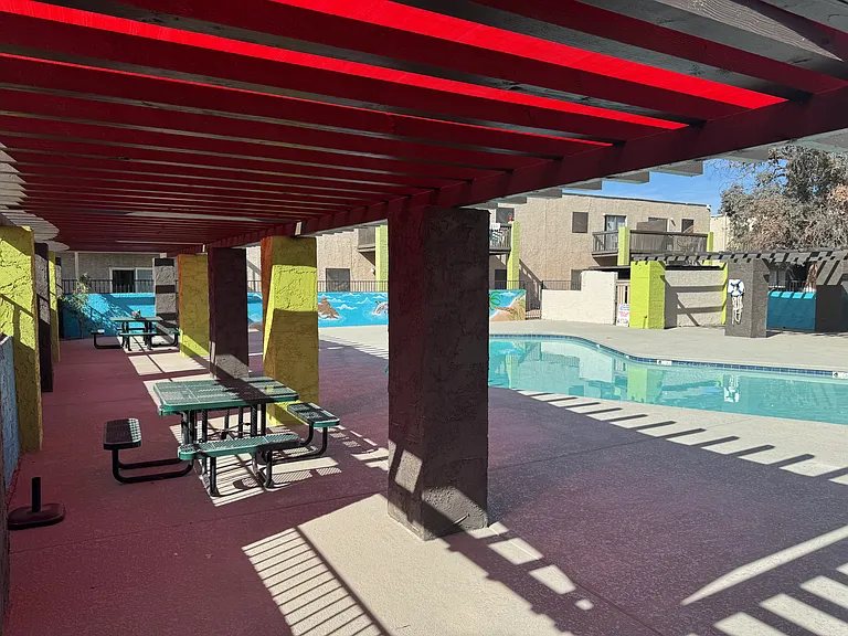 Sundowner Apartments — Photo 13