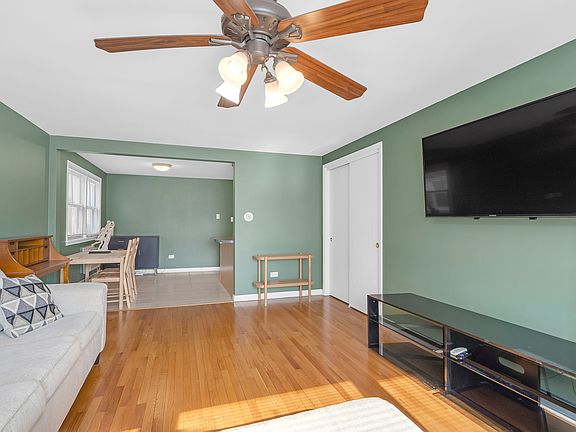 3rd image of 6845 N Northwest Hwy APT 2W