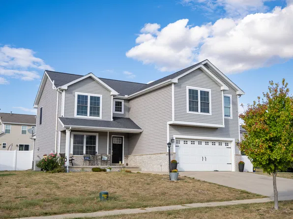 1626 Hunters Ridge Ct, Mahomet, IL 61853