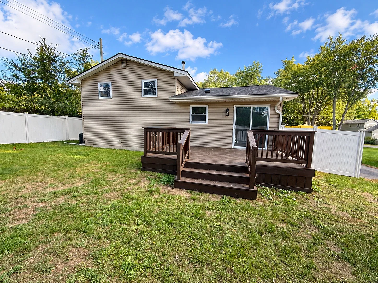 3 bed, 1374 sqft, $2,000 — Photo 2