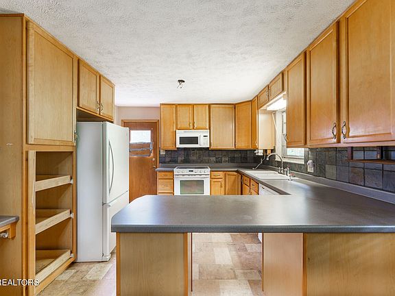 3rd image of 6353 Gateway Ln