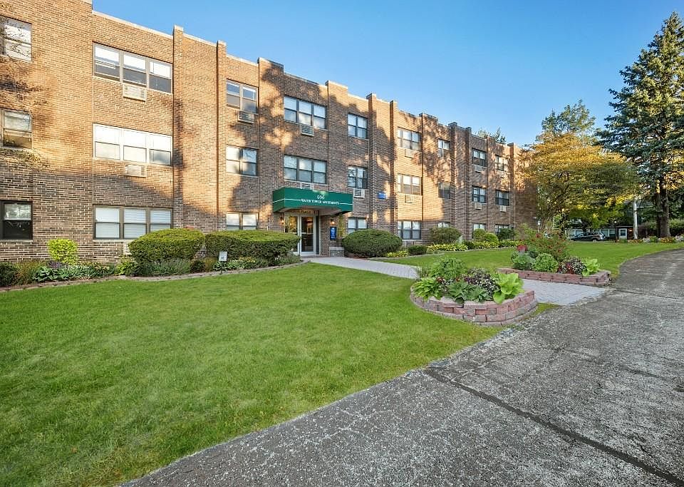 1st image of 696 Elm Pl #402