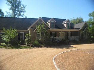 186 Castle Ln, Kilmarnock, VA 22482