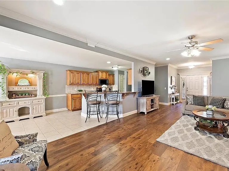 1200 Medway Ln — Photo 4