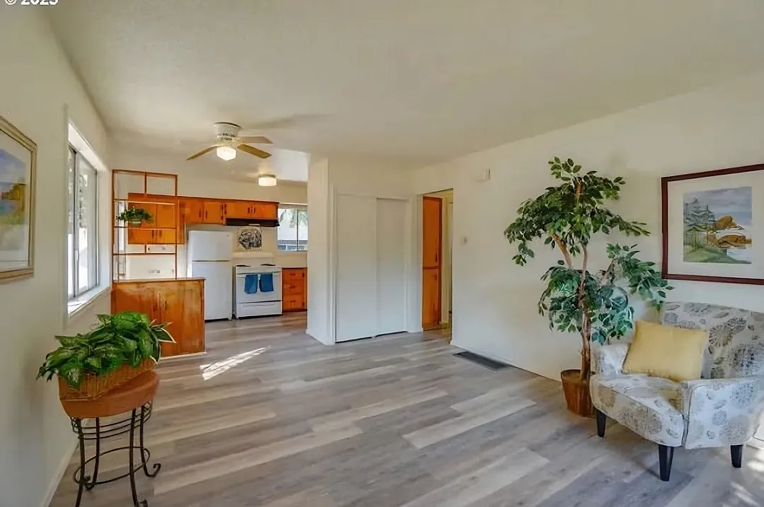 2 bed, 702 sqft, $1,580 — Photo 2