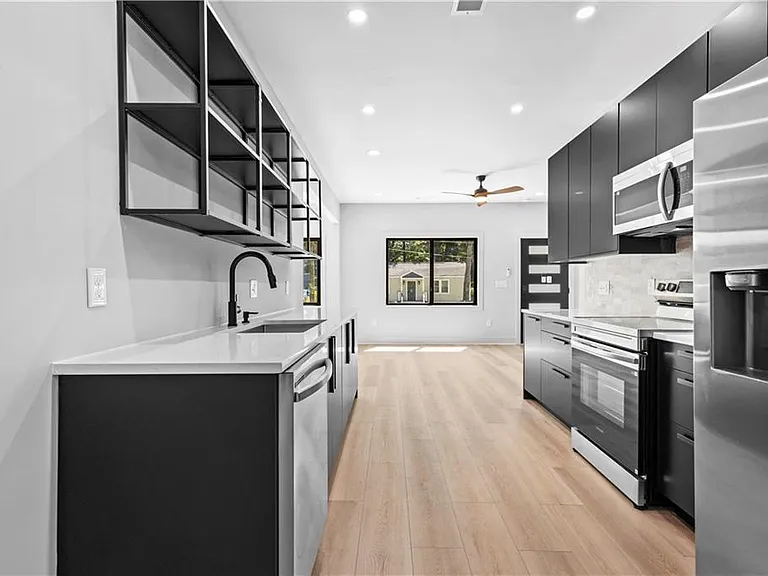 646 Robert St NW — Photo 11