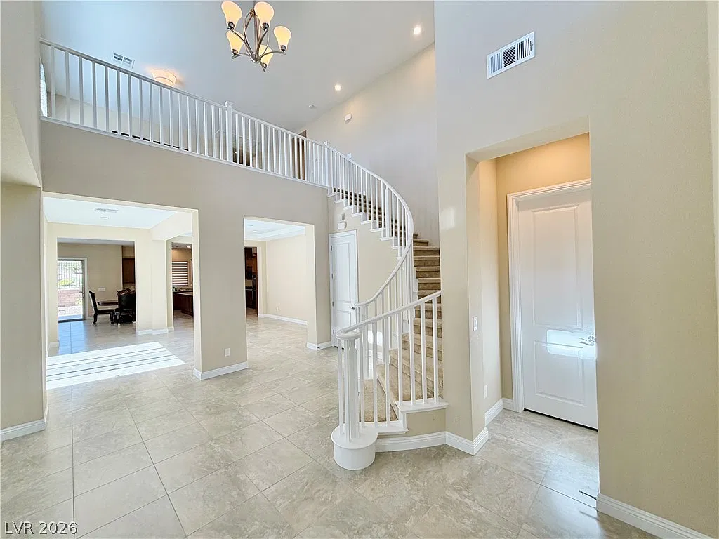 5 bed, 4.5 bath, 4250 sqft, $7,995 — Photo 3