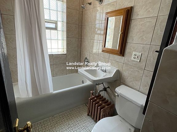 5th image of 846 W Montrose Ave APT 204