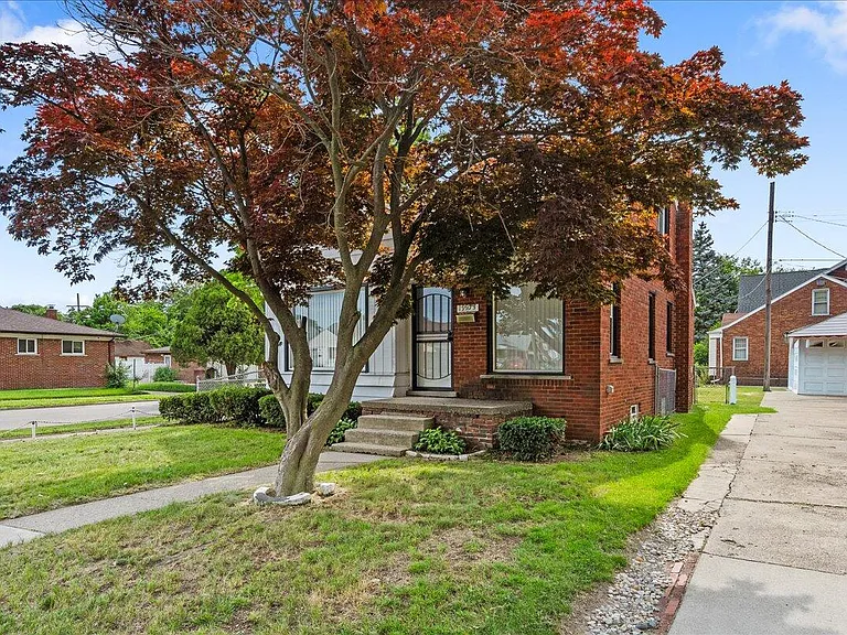 19953 Regent Dr — Photo 2