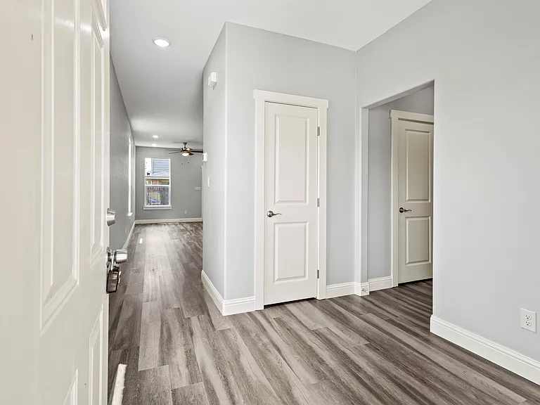 2308 Bloomfield Dr — Photo 3