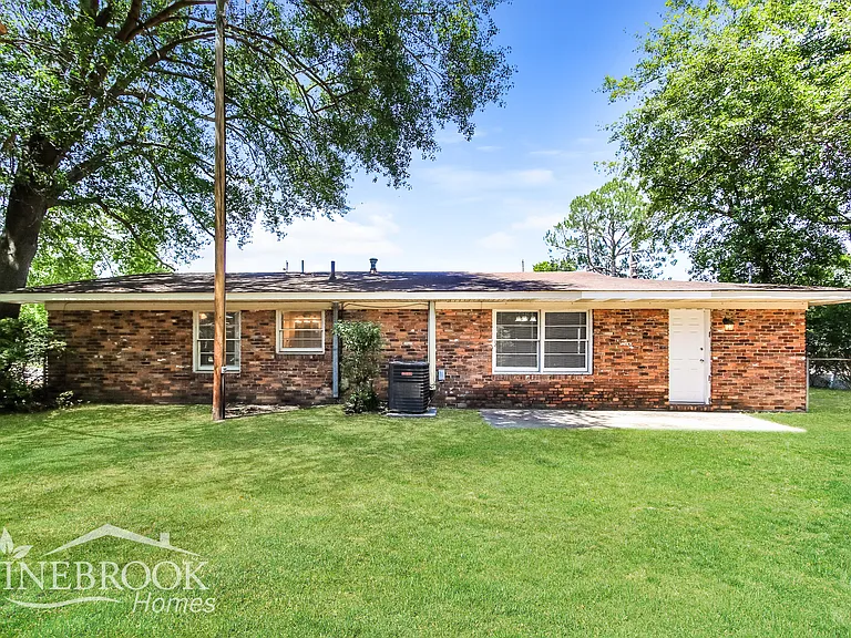 1920 Preston Dr — Photo 14