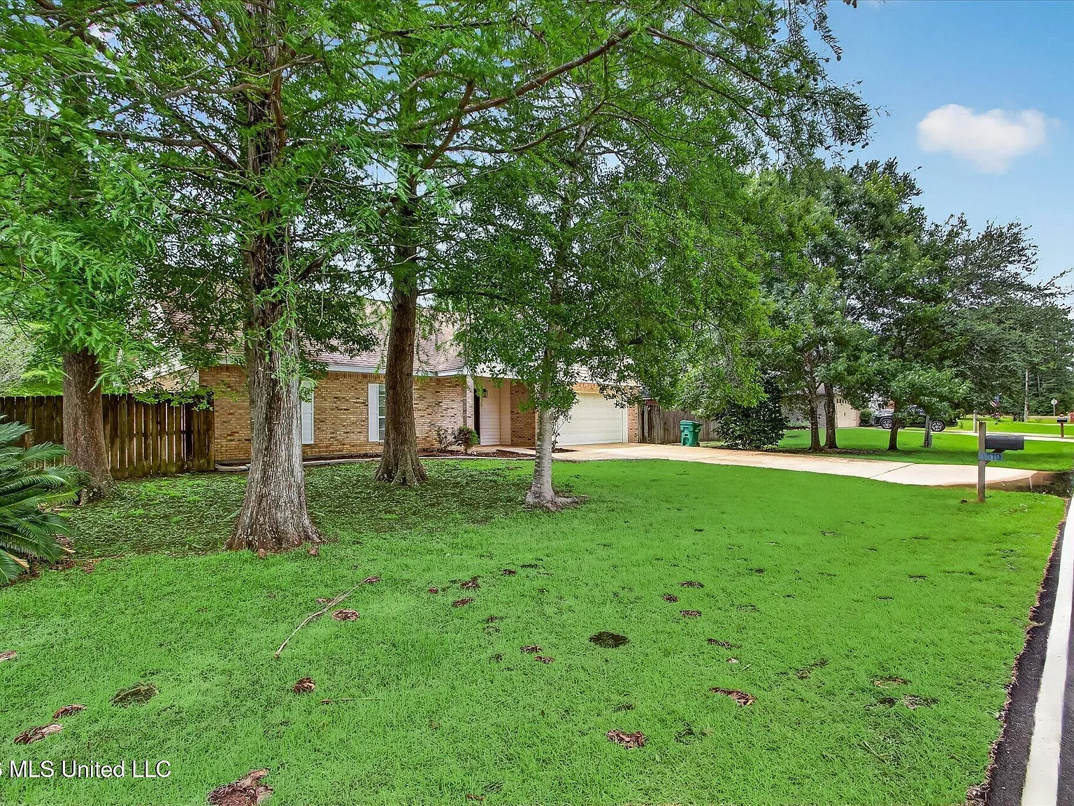 4 bed, 3.0 bath, 2350 sqft, $2,350 — Photo 4
