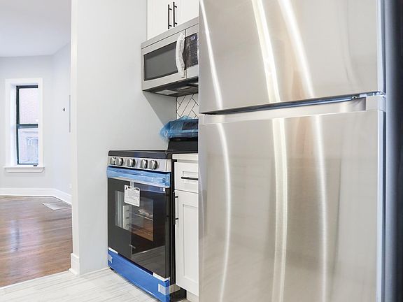 4th image of 841 W Cornelia Ave APT 3N