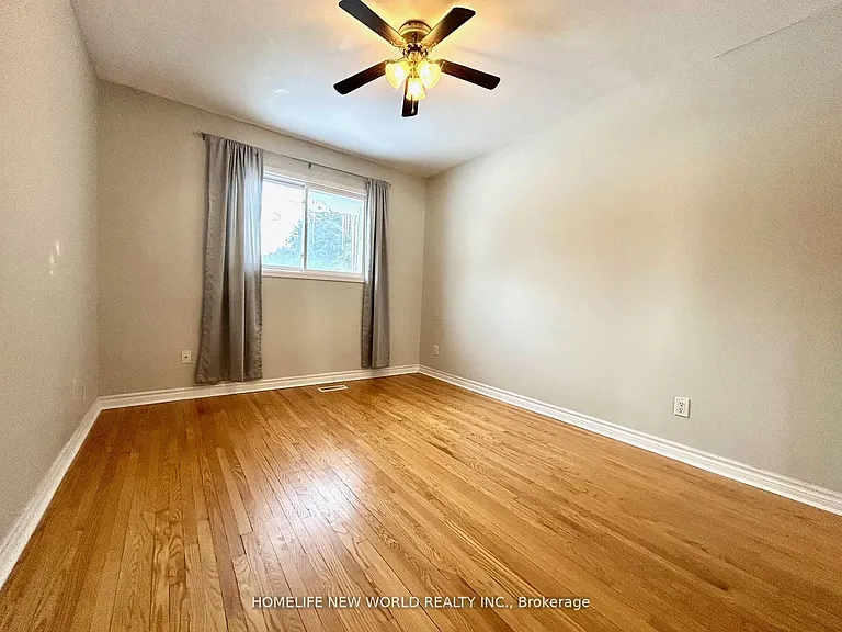 27 Hayward Cres #UPPER — Photo 16