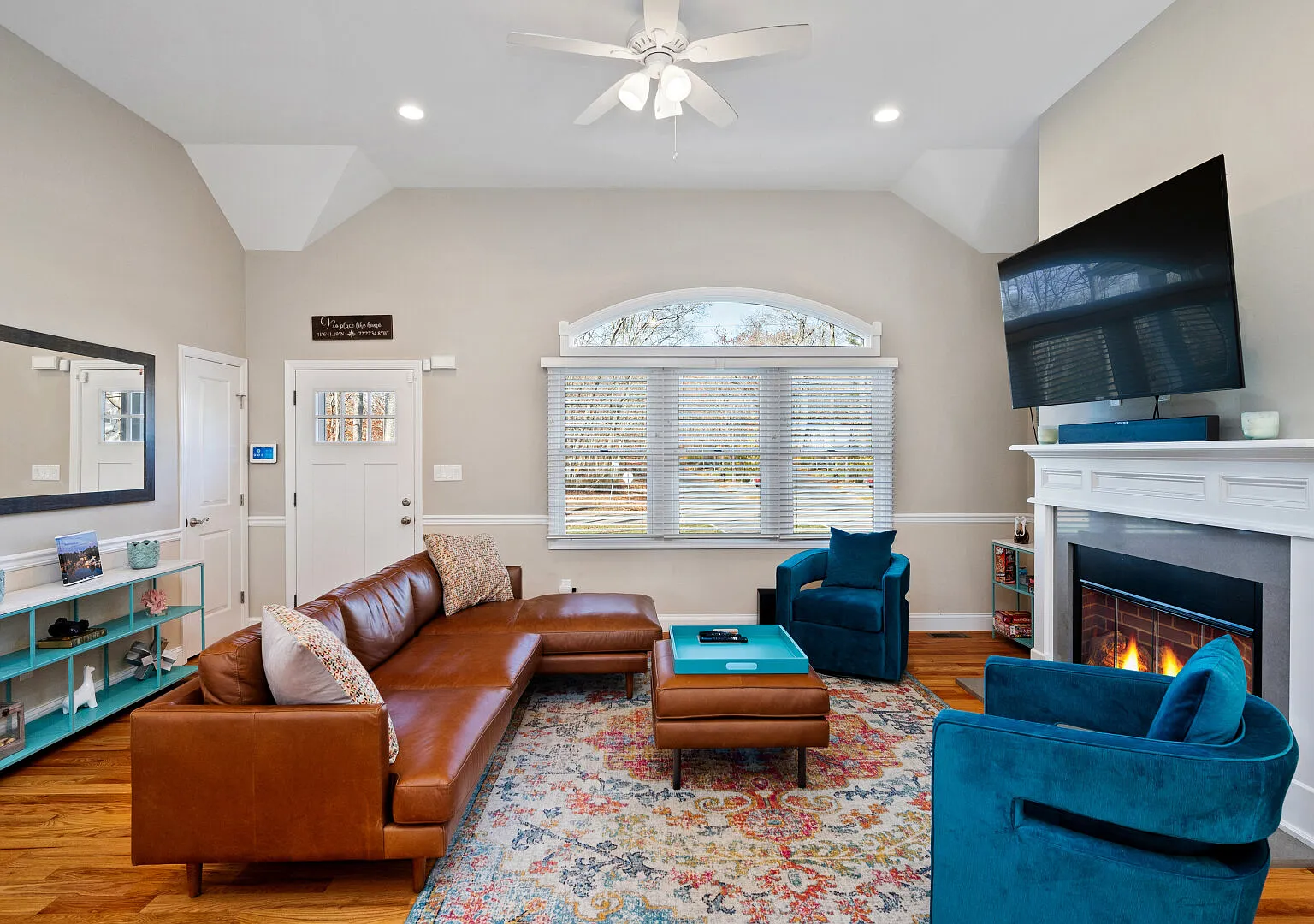 Newly built ranch, beautifully landscaped with pool — Photo 4