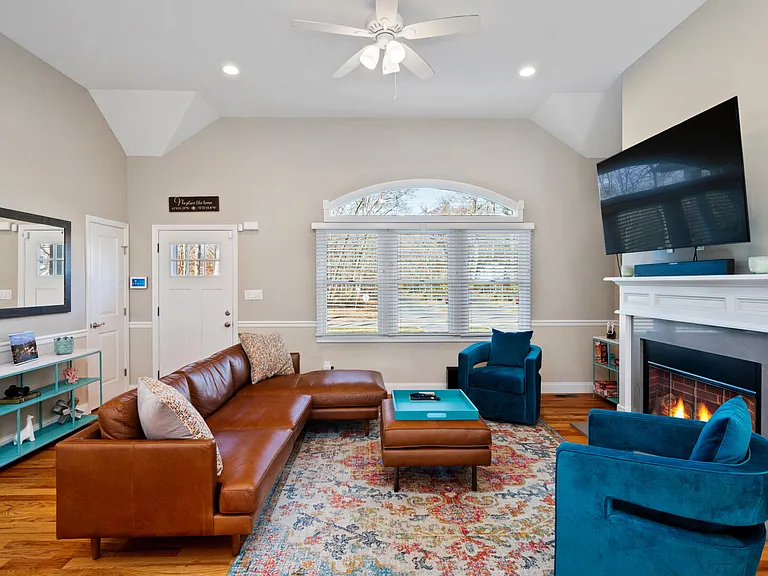 380 Homestead Way — Photo 4