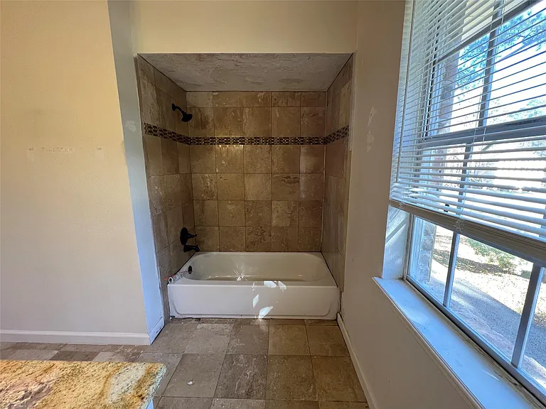 553 Roanoke Dr — Photo 9