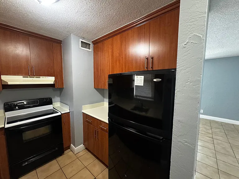 4061 N Dixie Hwy #28 — Photo 5
